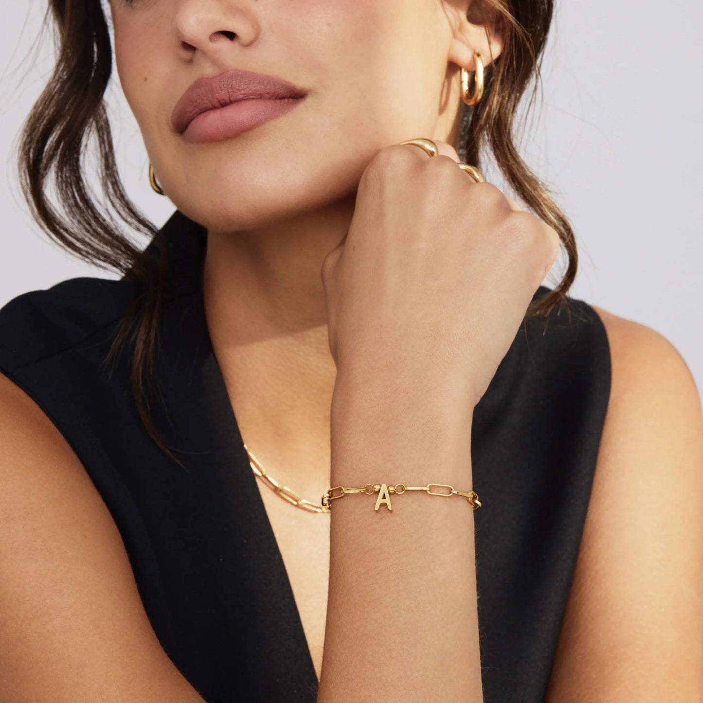 Pulsera de cadena con inicial en oro de 18k — Mujer