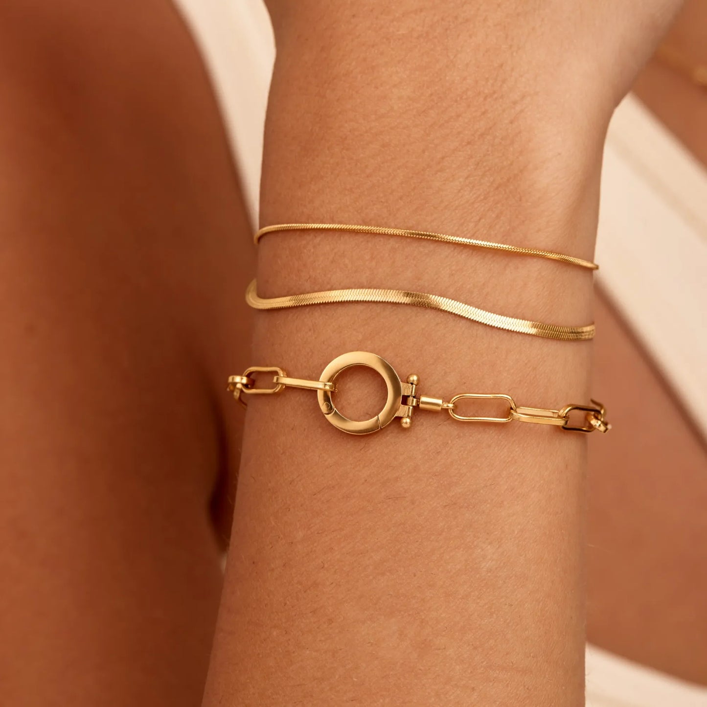 Pulsera Cadena Clip Esencial en Baño Oro 18k — Mujer