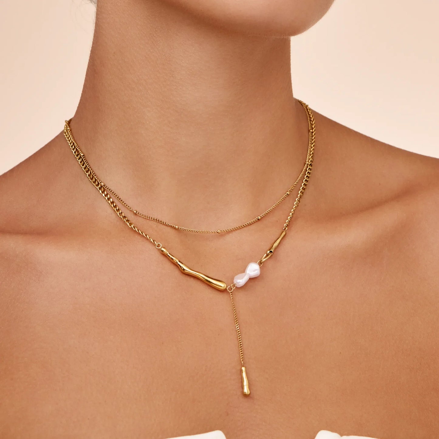 Collar Barra Perlas Elara con Baño de Oro de 18k — Mujer