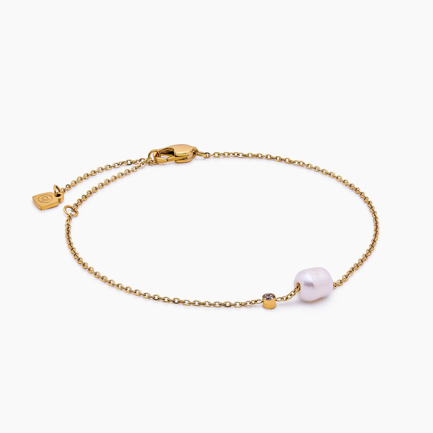 Delicate Freshwater Pearl Bracelet in 18k Gold Plating — Women's