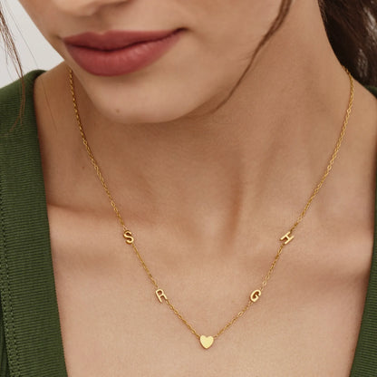 Collar con iniciales múltiples