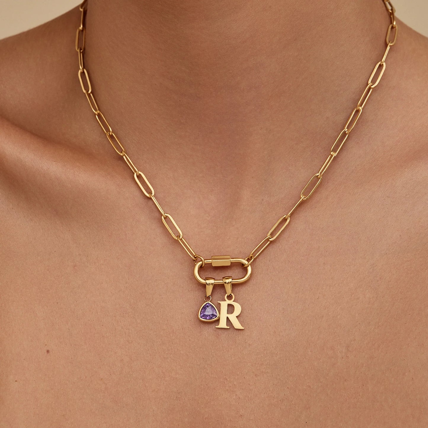 Collar con dije de candado de mosquetón con inicial y piedra de nacimiento
