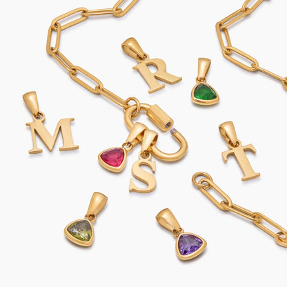 Collar con dije de candado de mosquetón con inicial y piedra de nacimiento