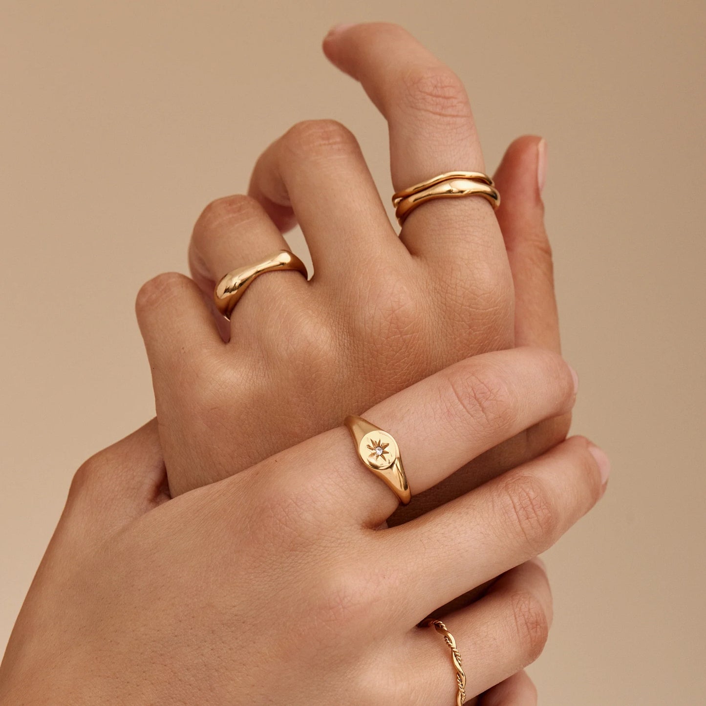 Anillo llamativo Ola esculpida