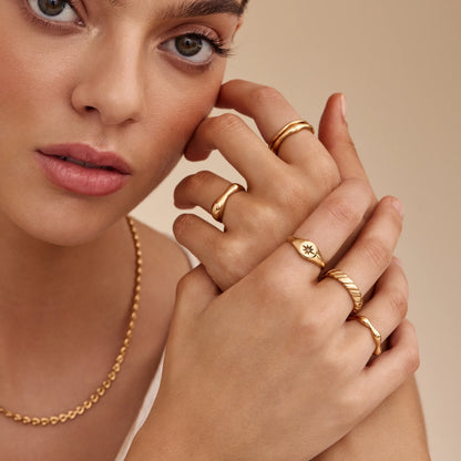 Anillo llamativo Ola esculpida