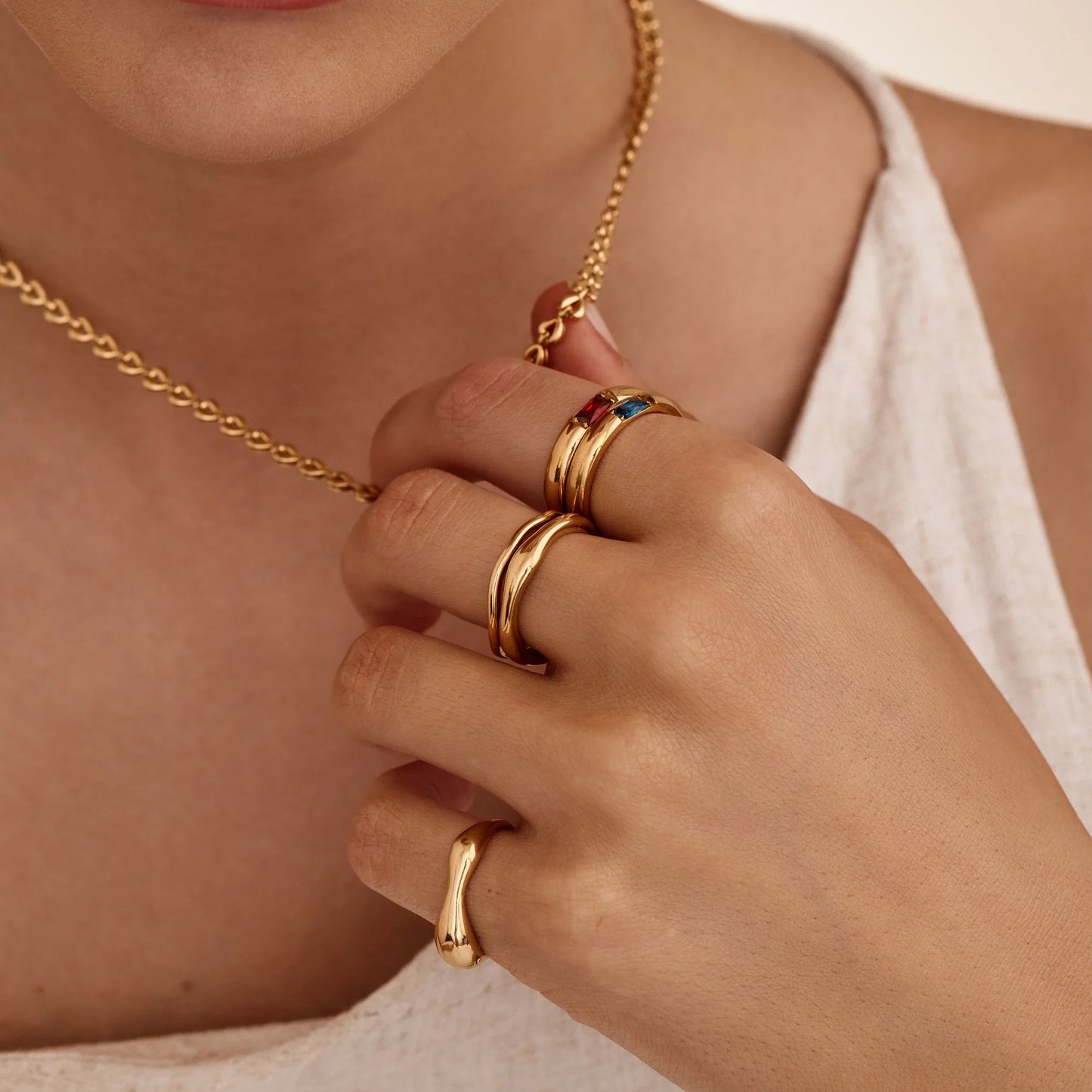 Anillo llamativo Ola esculpida