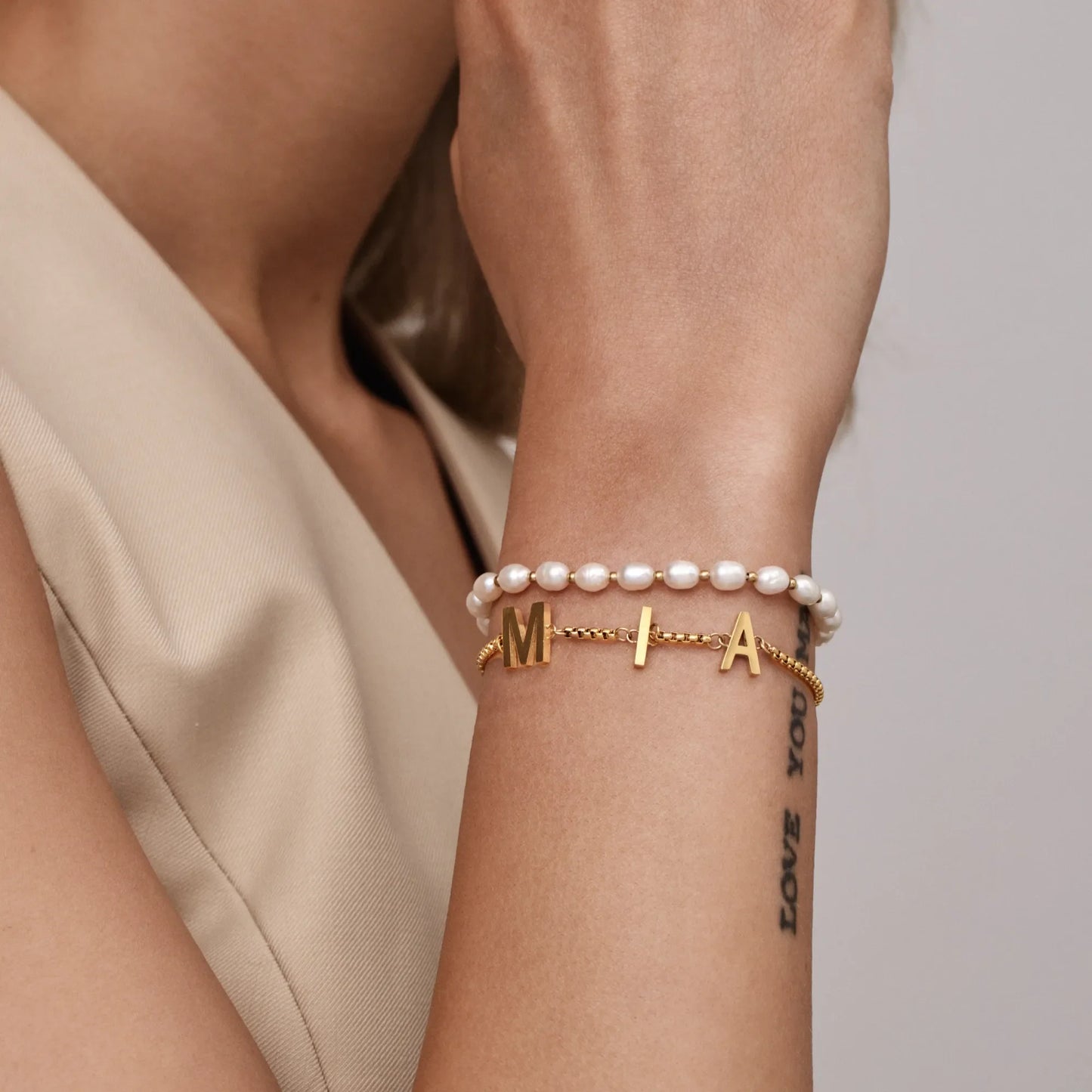 Pulsera clásica personalizada de mujer con nombre en baño de oro de 18k