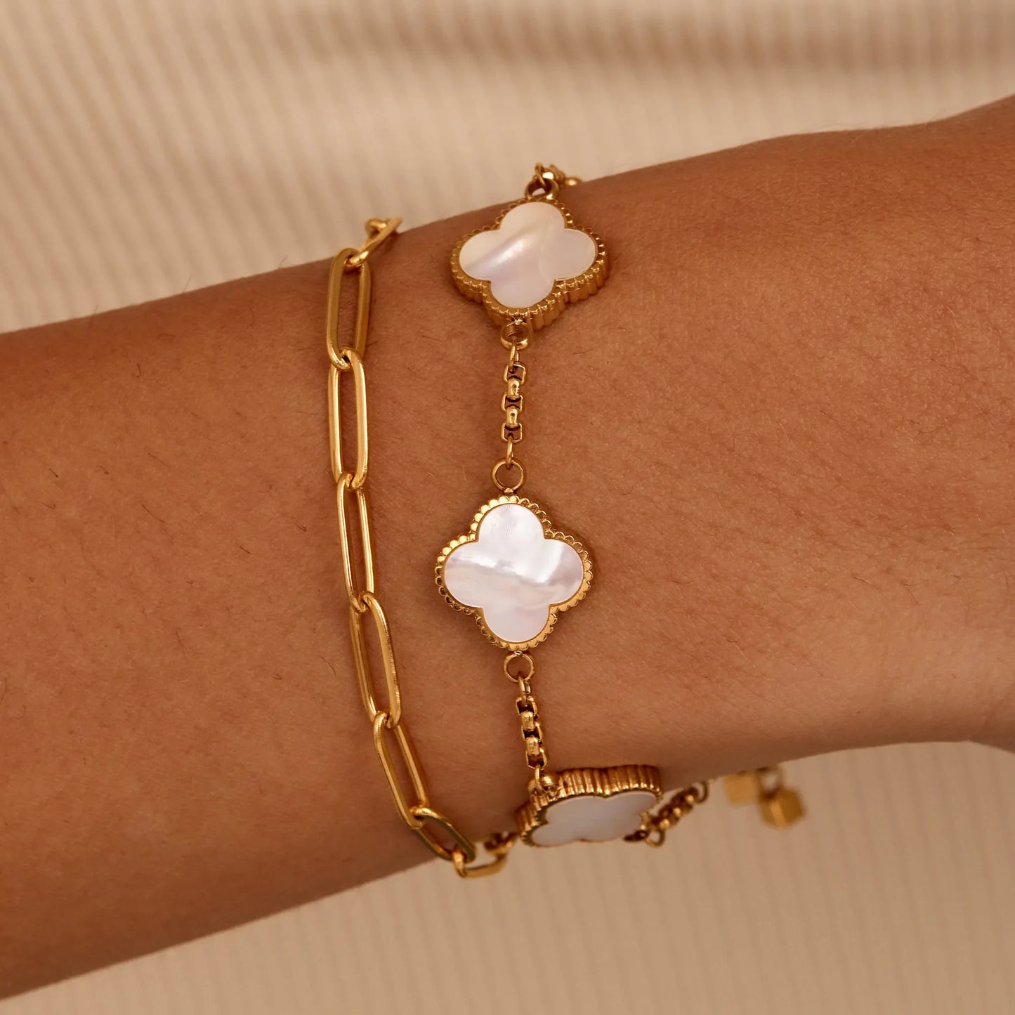 Pulsera Trébol Nácar en Baño Oro 18k — Mujer
