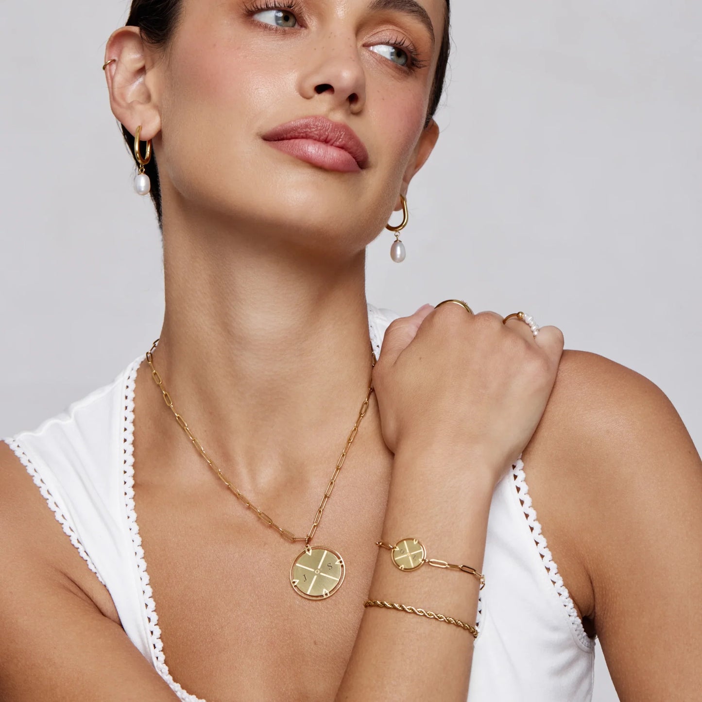 Collar con brújula con inicial grabada