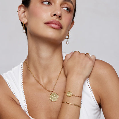 Collar con brújula con inicial grabada