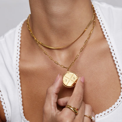 Collar con brújula con inicial grabada