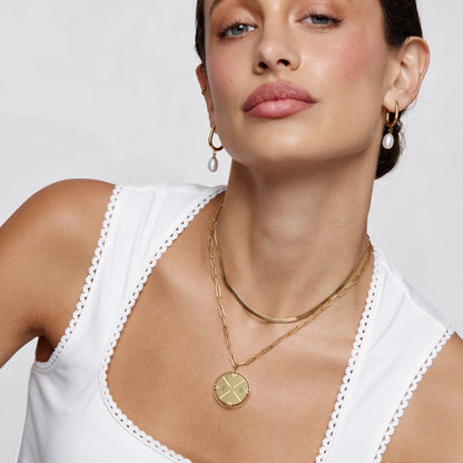 Collar con brújula con inicial grabada