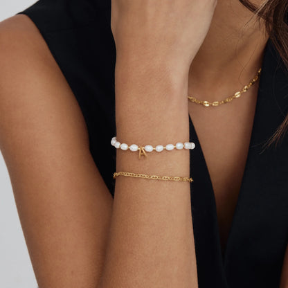 Pulsera inicial de perlas en baño de oro de 18k — Mujer