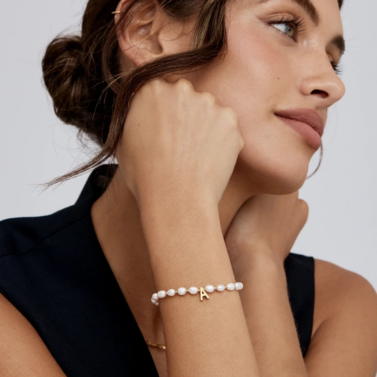 Pulsera inicial de perlas en baño de oro de 18k — Mujer