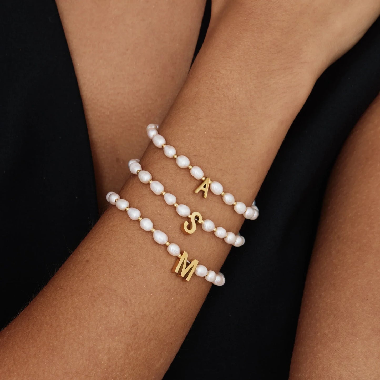 Pulsera inicial de perlas en baño de oro de 18k — Mujer