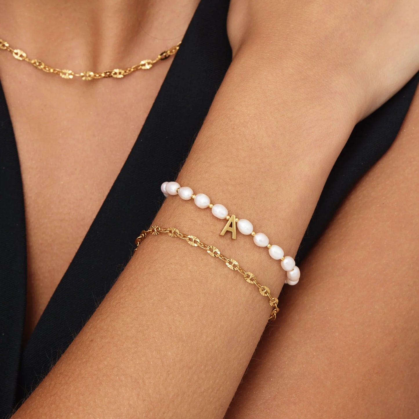 Pulsera inicial de perlas en baño de oro de 18k — Mujer