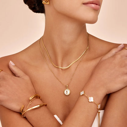 Collar Inicial Nácar Colgante en Baño Oro 18k — Mujer