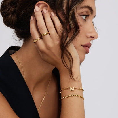 Pulsera de cadena con inicial en oro de 18k — Mujer