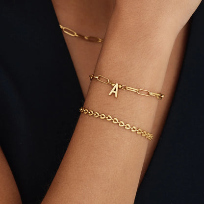 Pulsera de cadena con inicial en oro de 18k — Mujer