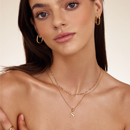 Collar con dije inicial de oro