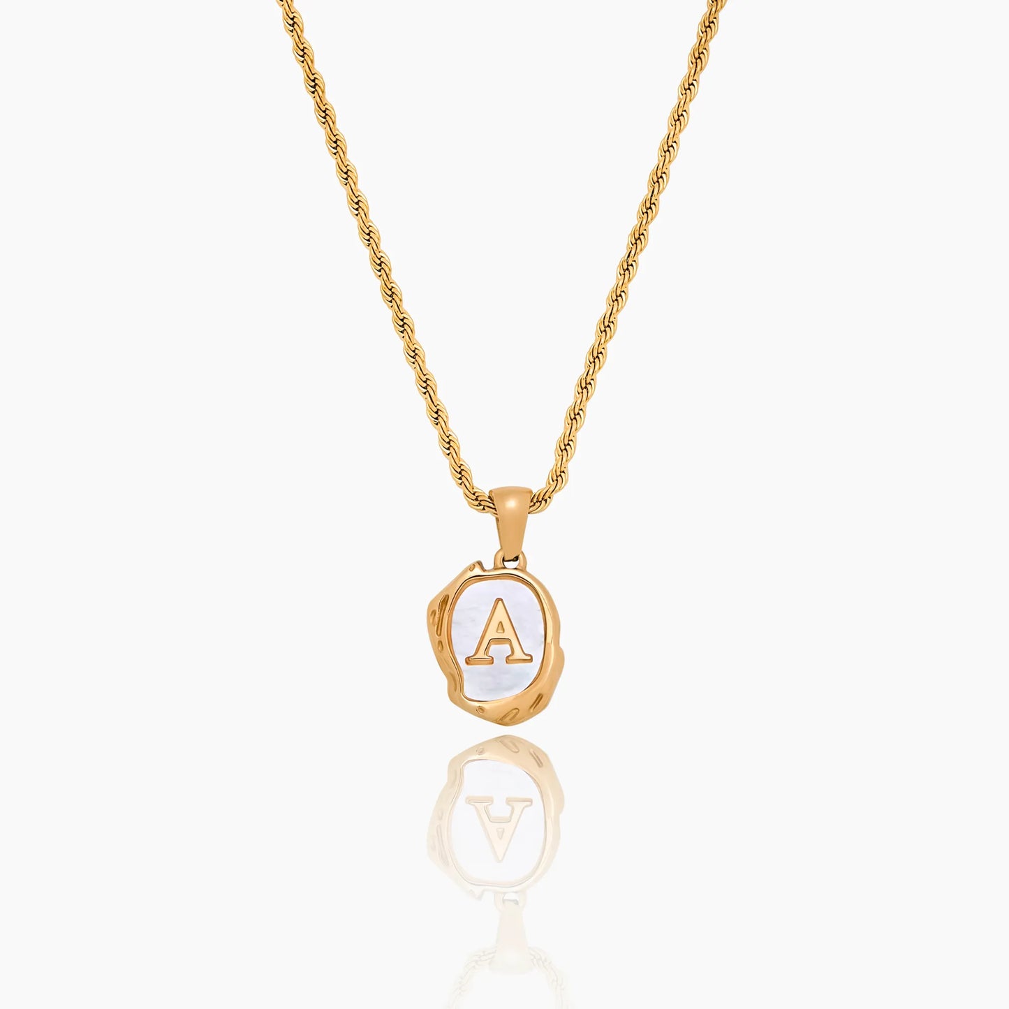 Collar con colgante de inicial de perla