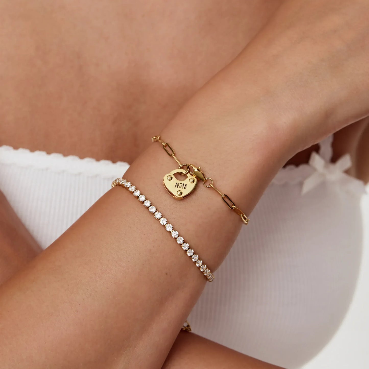 Pulsera con inicial de candado en forma de corazón