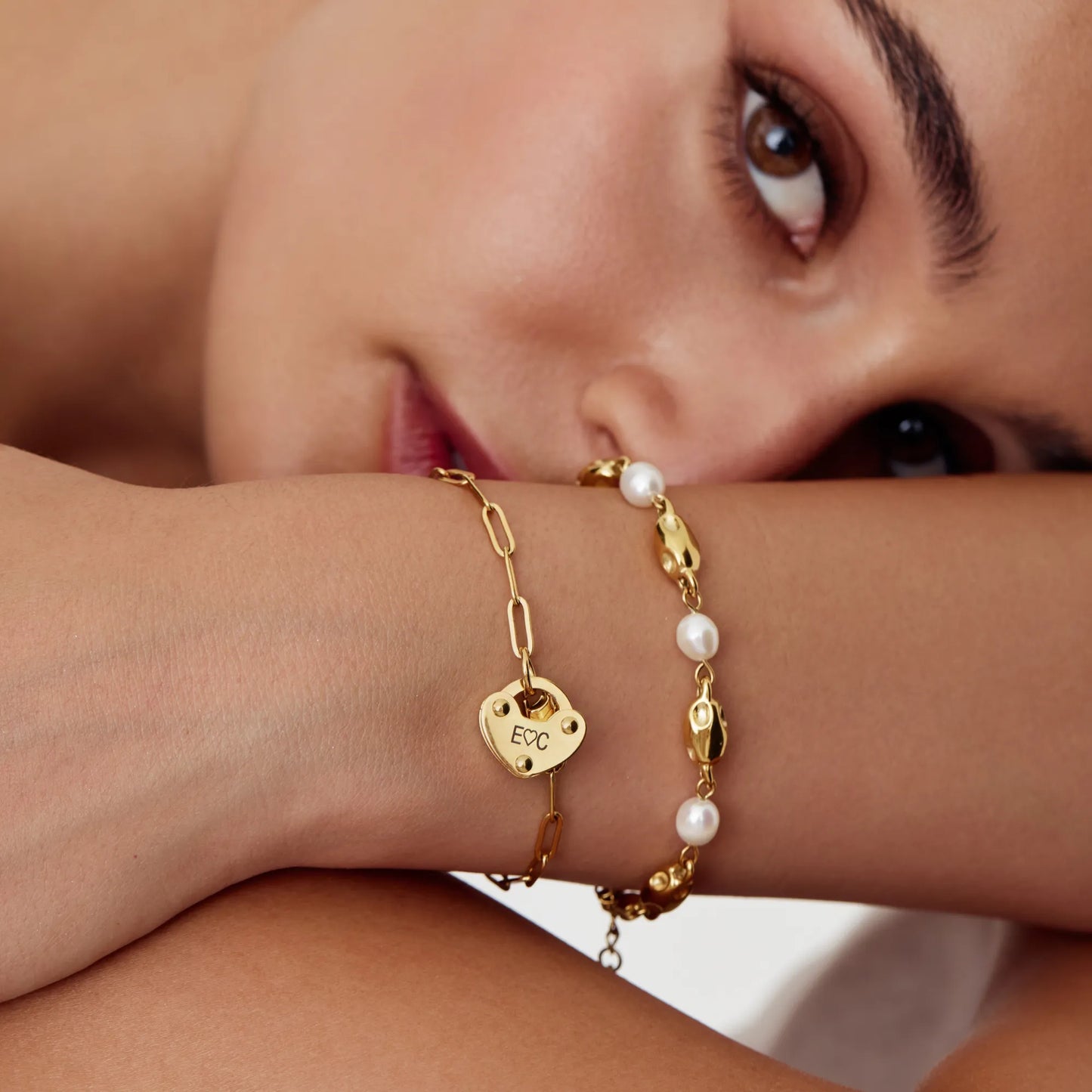 Pulsera con inicial de candado en forma de corazón