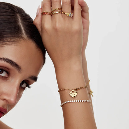 Pulsera con inicial de candado en forma de corazón