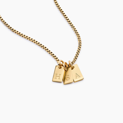 Collar con inicial de chapa