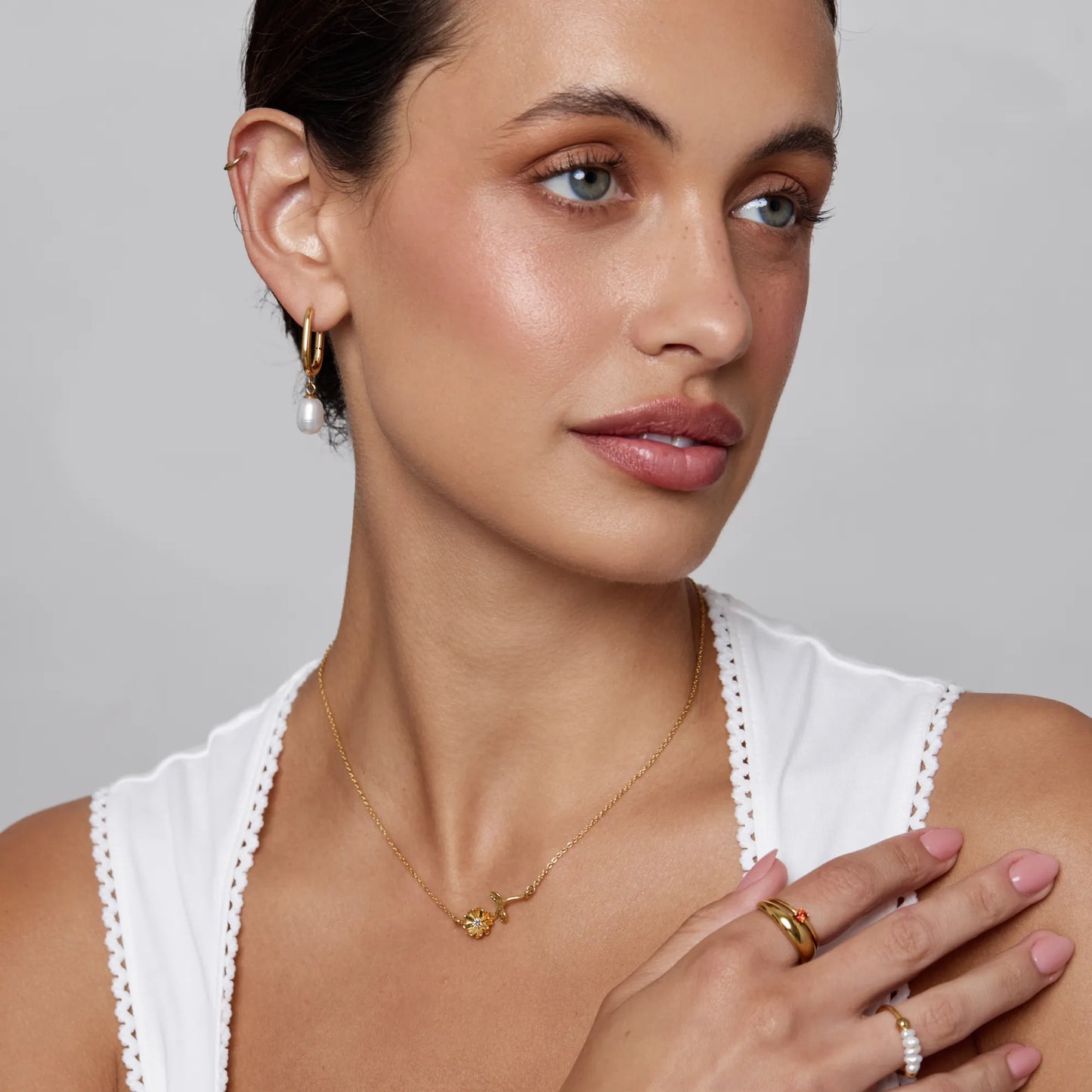 Collar delicado con flor de nacimiento