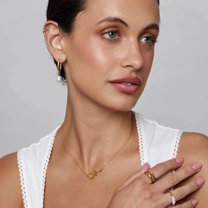 Collar delicado con flor de nacimiento