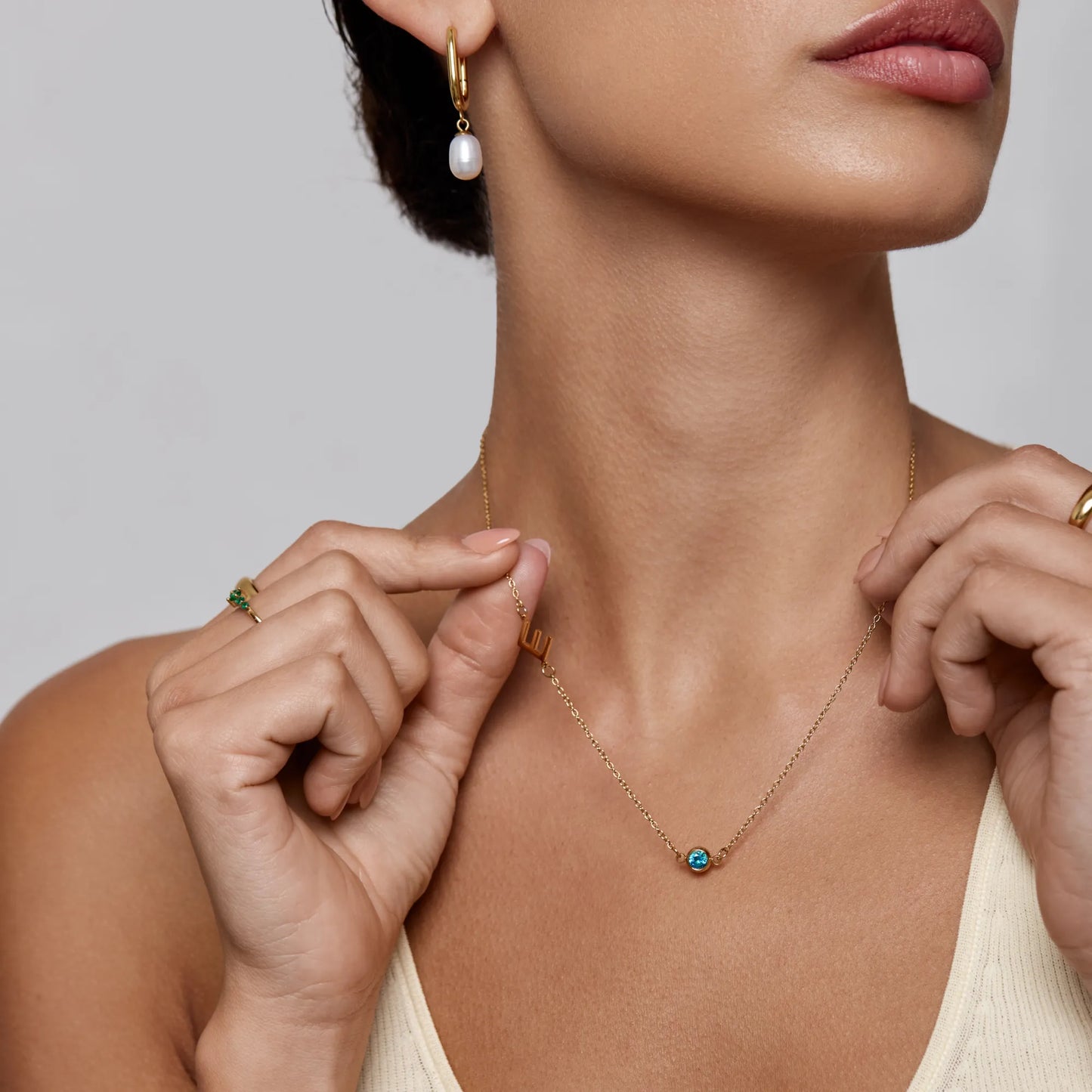 Collier de naissance initial serti sur le côté