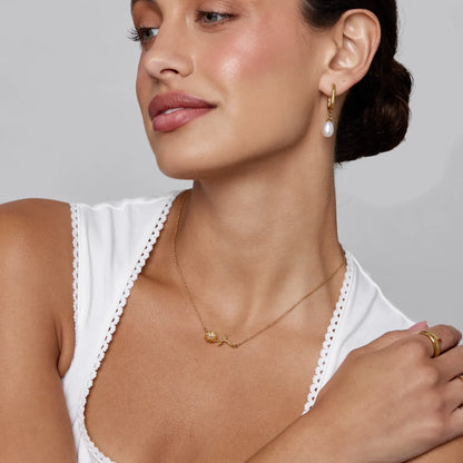 Collar delicado con flor de nacimiento