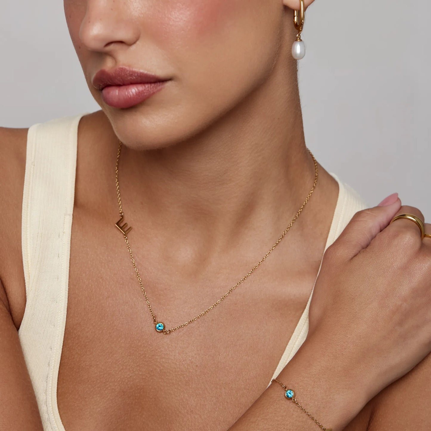 Collier de naissance initial serti sur le côté