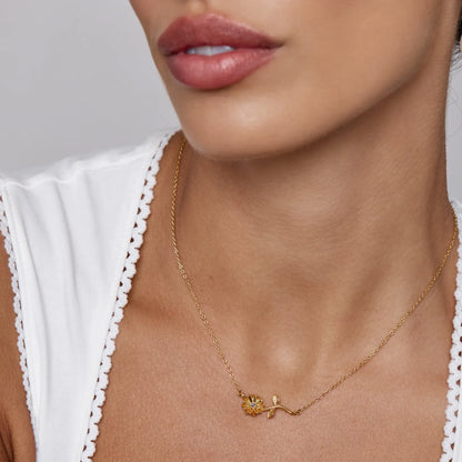 Collar delicado con flor de nacimiento