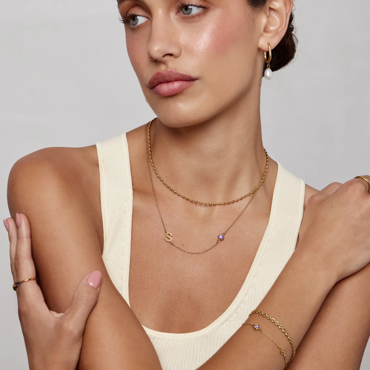 Collier de naissance initial serti sur le côté