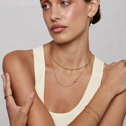 Collier de naissance initial serti sur le côté