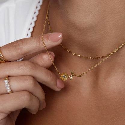 Collar delicado con flor de nacimiento