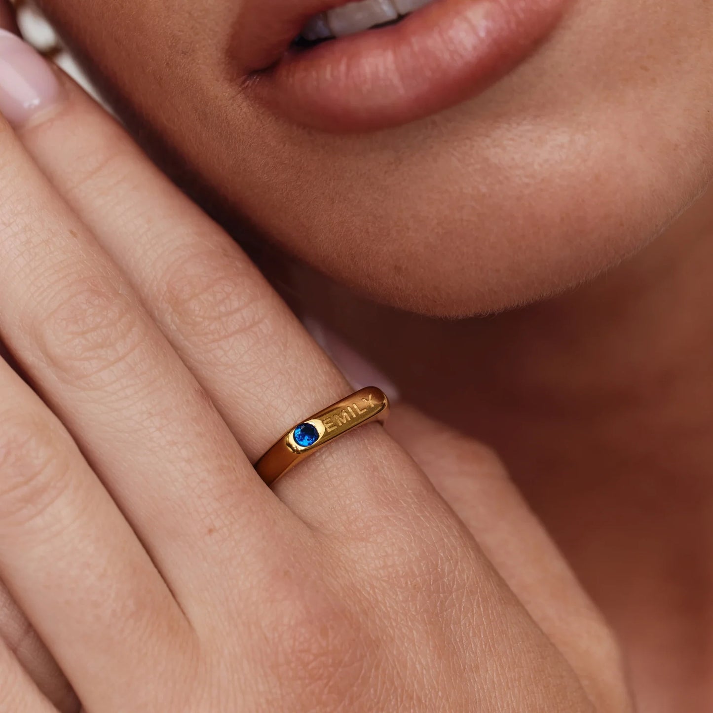 Anillo con nombre y piedra de nacimiento