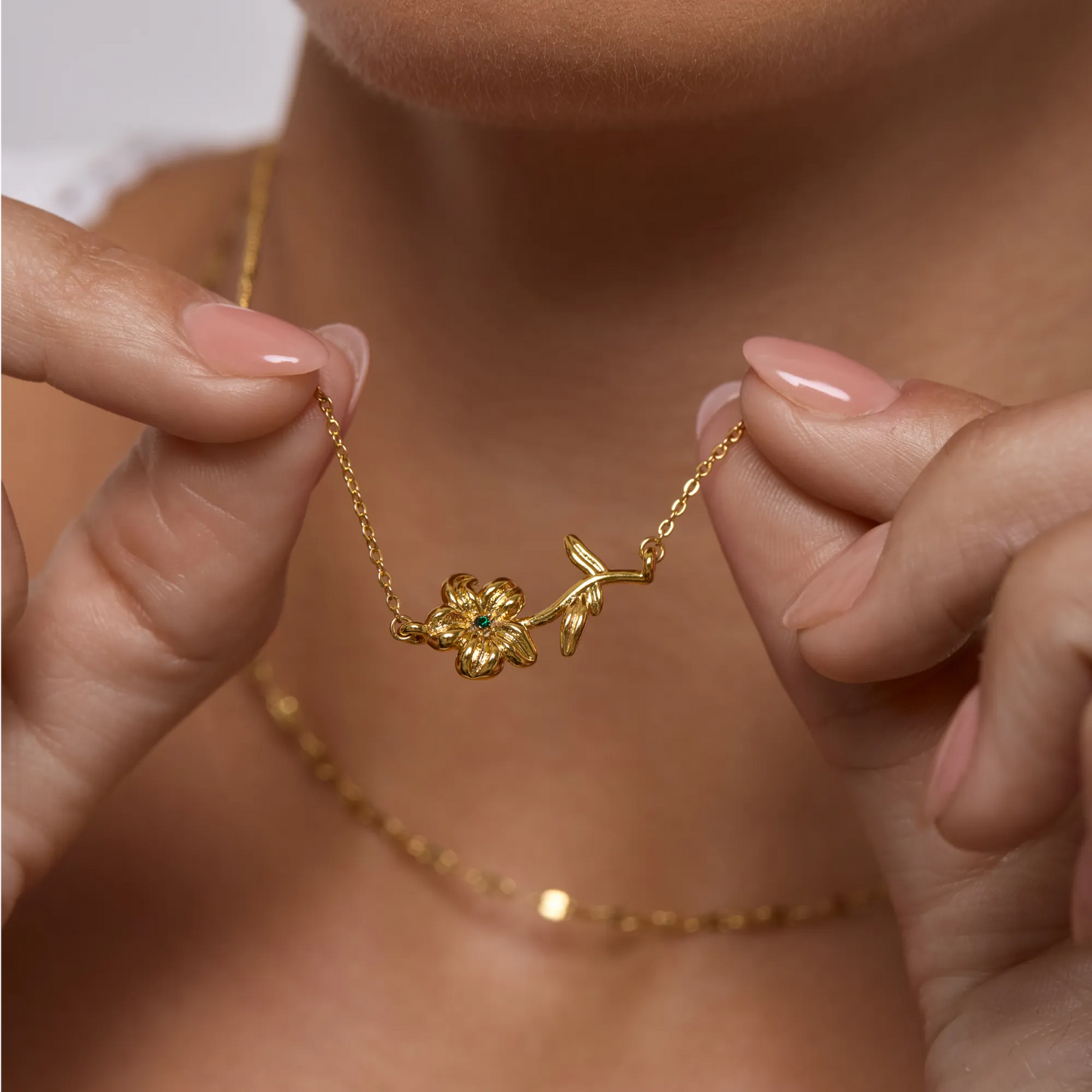 Collar delicado con flor de nacimiento