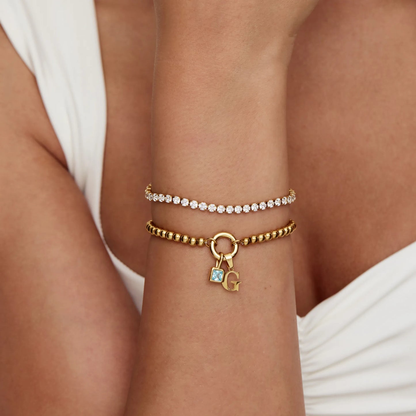 Pulsera de cuentas con inicial y piedra de nacimiento