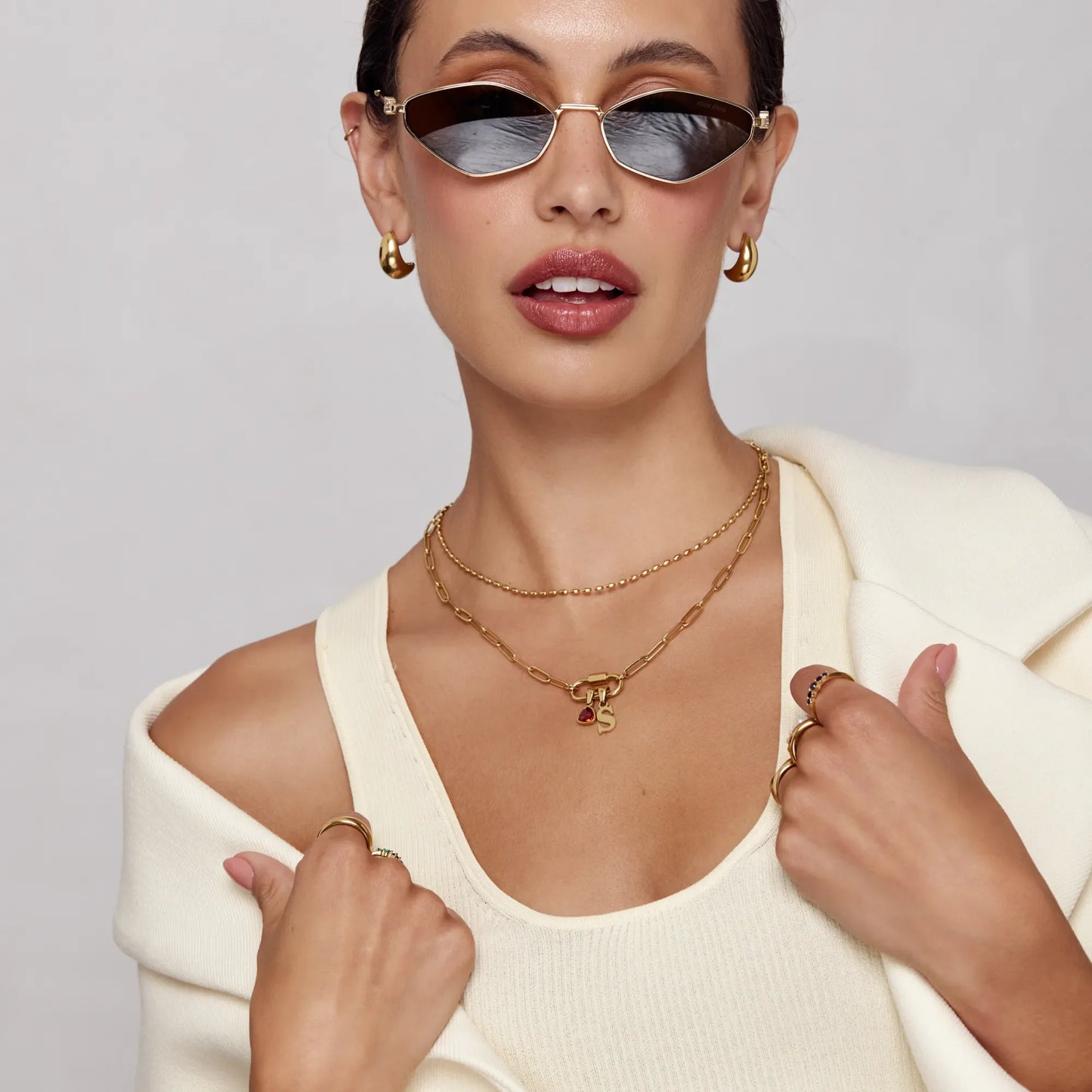 Collar con dije de candado de mosquetón con inicial y piedra de nacimiento