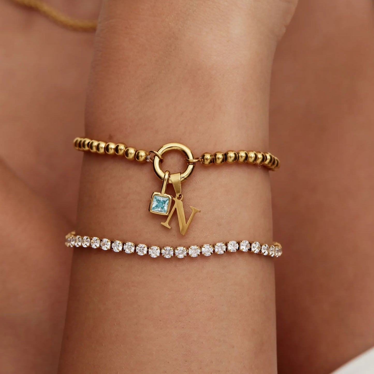 Pulsera de cuentas con inicial y piedra de nacimiento