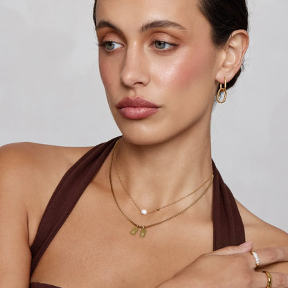 Collar con inicial de chapa