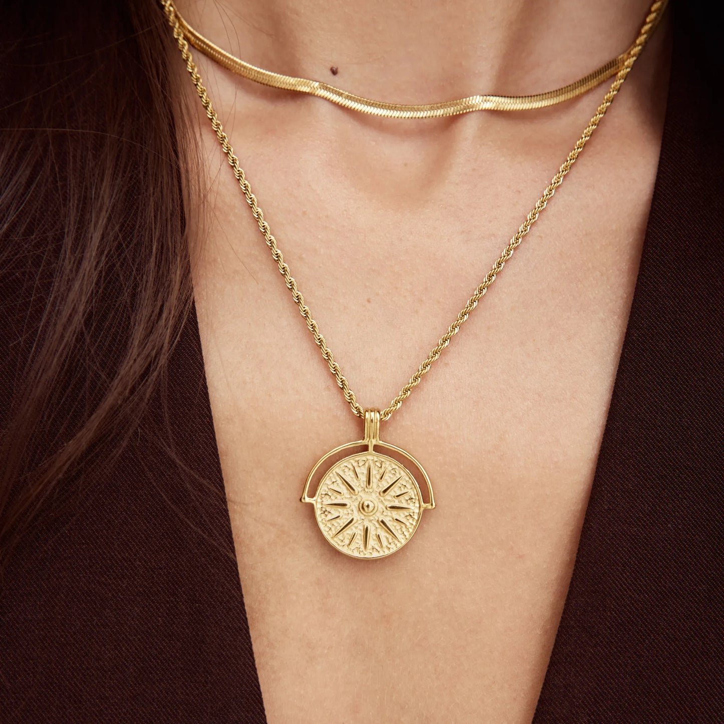 Collar de Medallón con Brújula