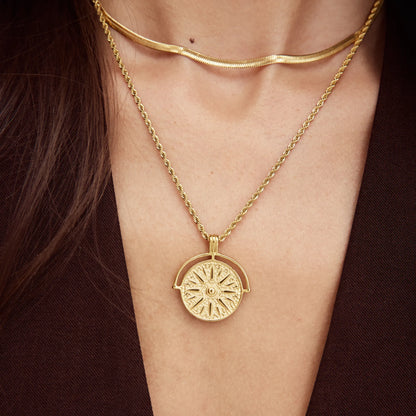 Collar de Medallón con Brújula