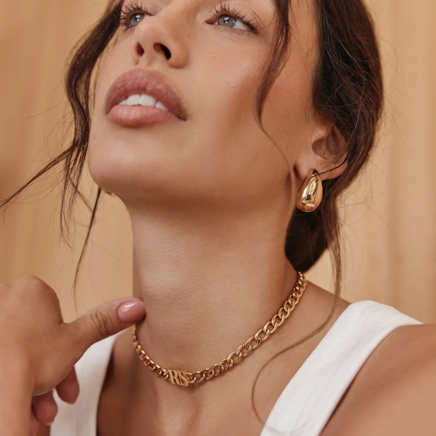 Collar gargantilla con inicial