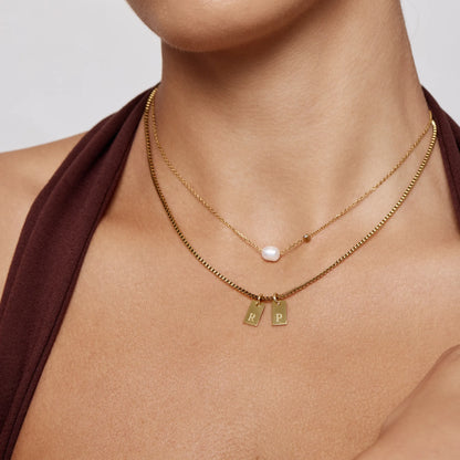 Collar con inicial de chapa