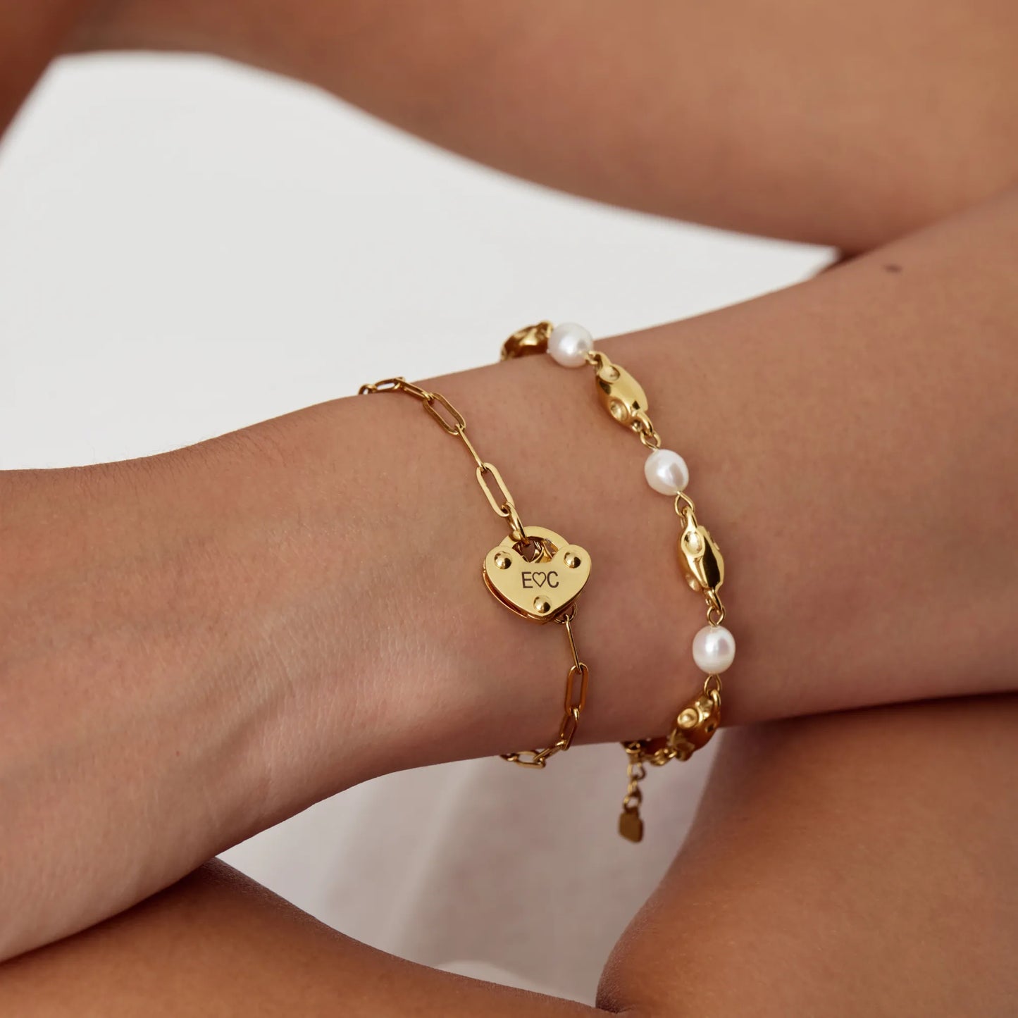 Pulsera con inicial de candado en forma de corazón