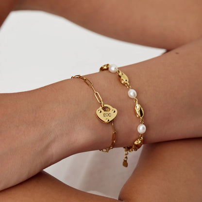 Pulsera con inicial de candado en forma de corazón